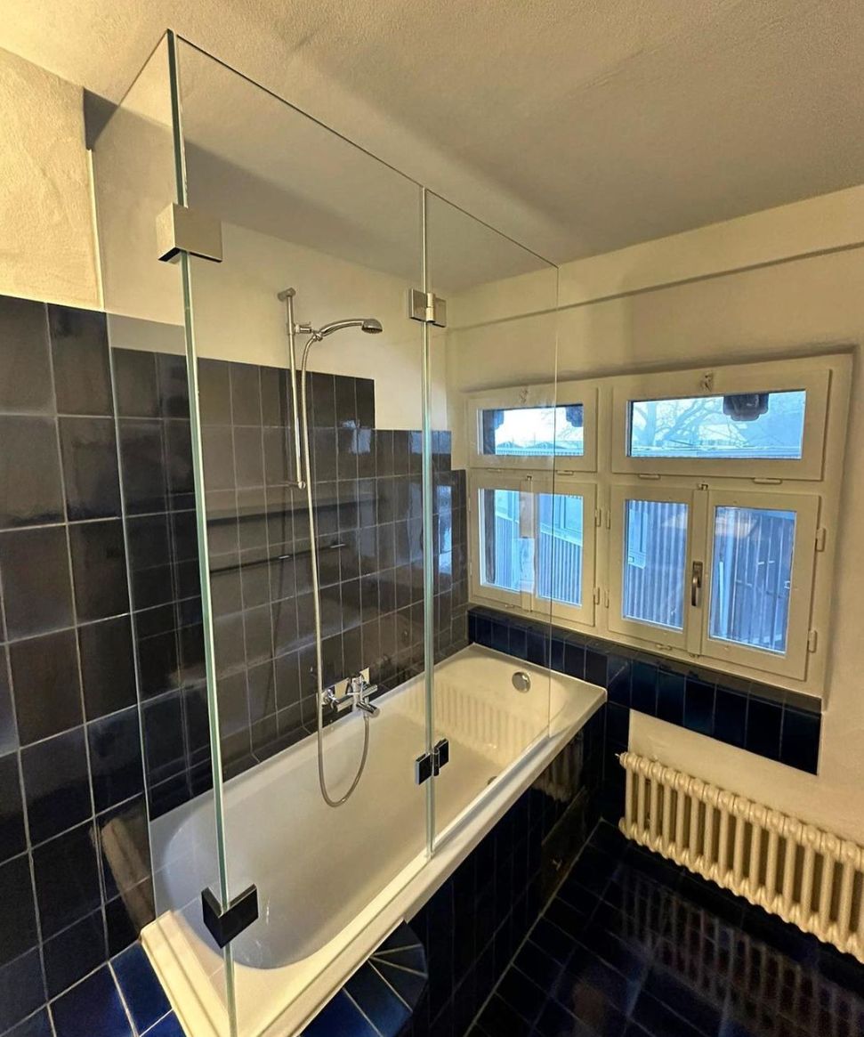Duschverglasung aus Glas über einer Badewanne