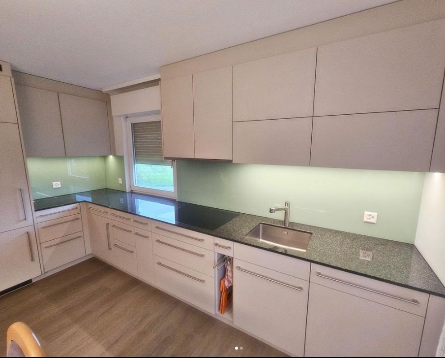 Küche mit Glasrückwand, ausgeführt von der Glaserei Piccini