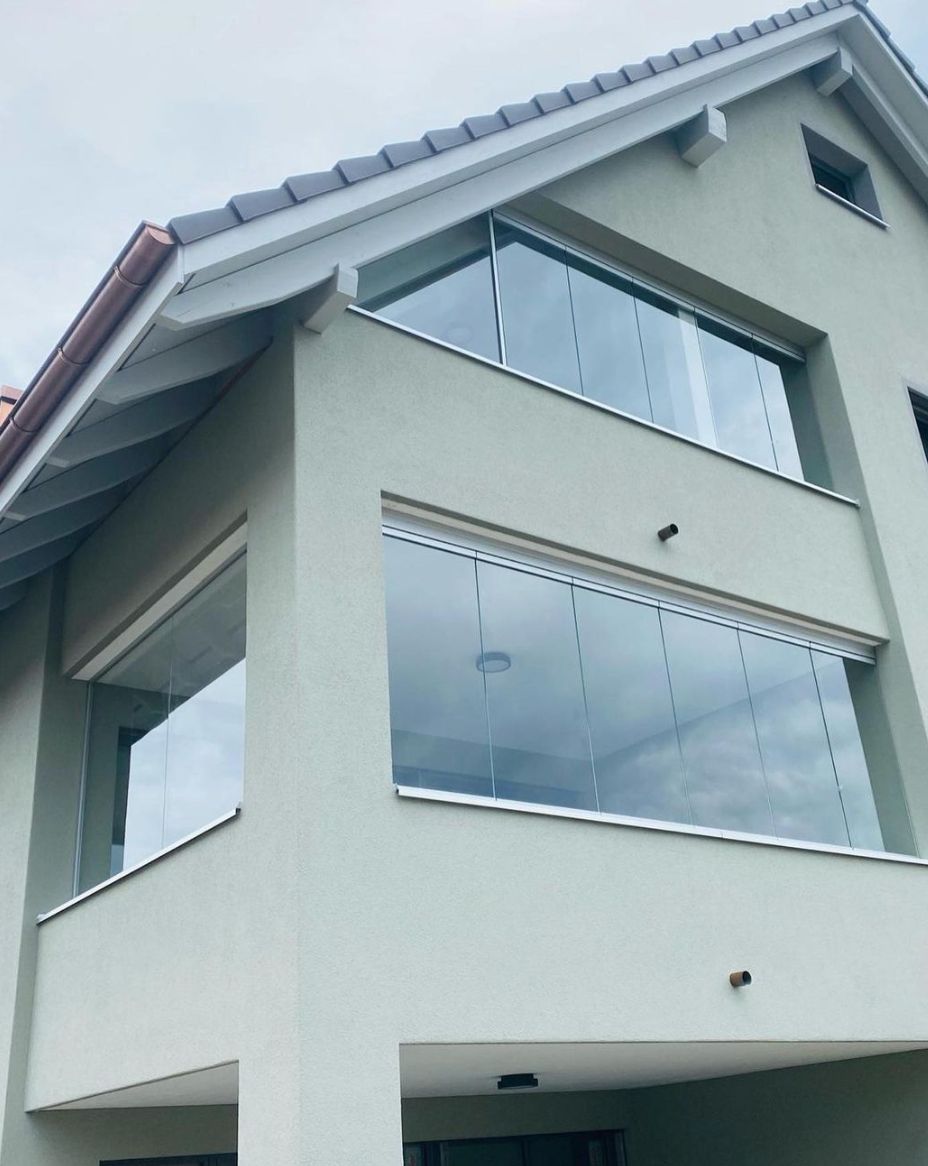 Verglaste Balkone an einem Haus