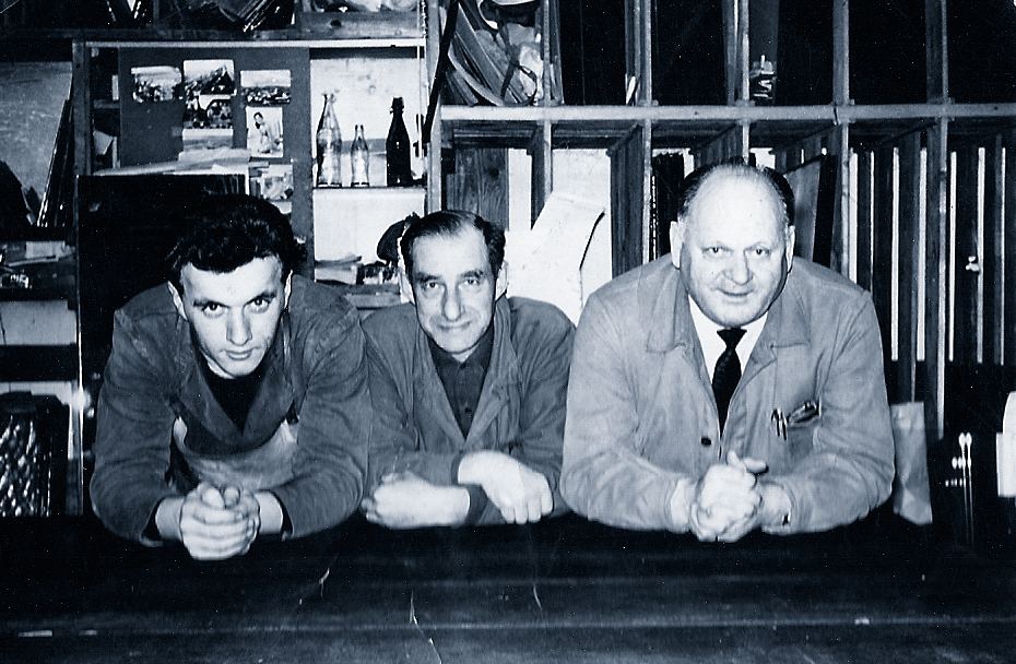 Drei Glaser an der Werkbank, Archivfoto der Glaserei